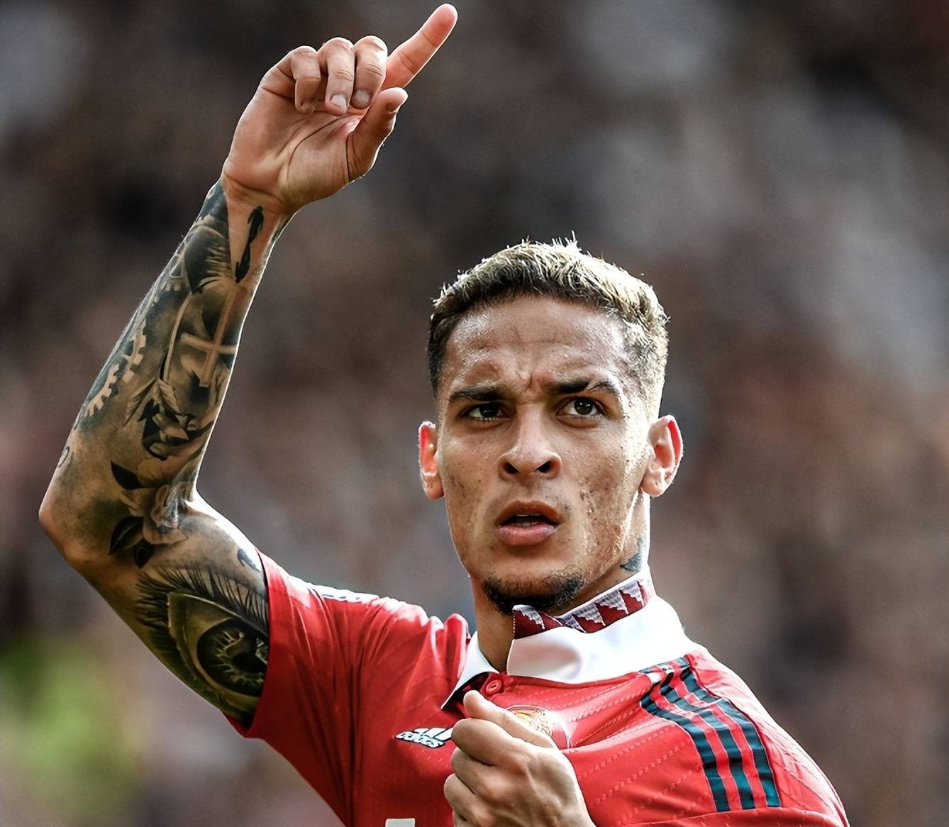 胳膊肘往外拐？曝安东尼配合贝蒂斯压价，曼联拒绝2000万欧元放人